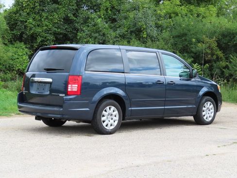 Used 2009 Chrysler Town & Country LX FWD image 3