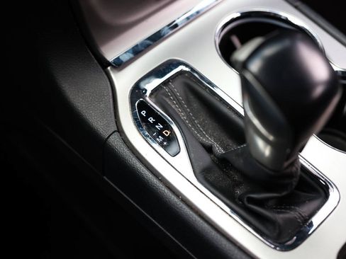 Used 2020 Jeep Grand Cherokee Overland RWD image 40