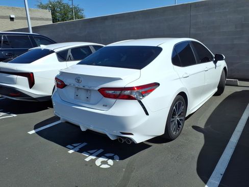 Used 2018 Toyota Camry SE FWD image 4