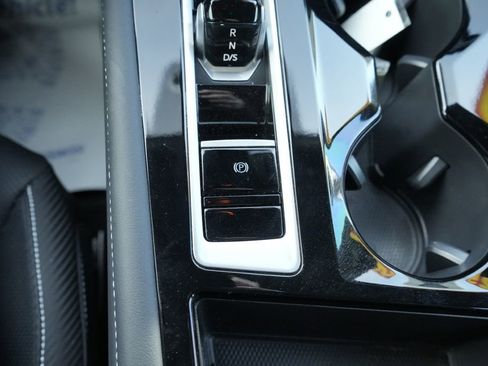 Used 2025 Volkswagen Atlas Cross Sport SE image 33