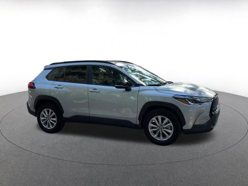 Used 2025 Toyota Corolla Cross LE image 2