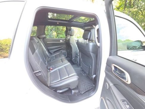Used 2017 Jeep Grand Cherokee Overland w/ Jeep Active Safety Group AWD/4WD image 28