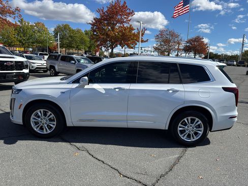 Used 2025 Cadillac XT6 Luxury image 4