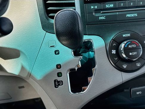 Used 2014 Toyota Sienna LE FWD image 19