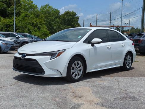 Used 2024 Toyota Corolla LE FWD image 2