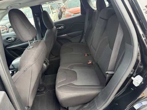 Used 2019 Jeep Cherokee Latitude w/ Popular Appearance Group FWD image 8