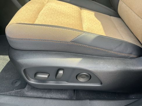 Used 2025 Chevrolet Equinox ACTIV w/ Safety and Technology Package AWD/4WD image 34