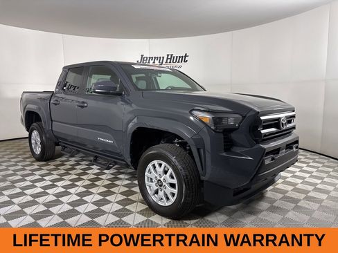 Used 2025 Toyota Tacoma SR5 image 5