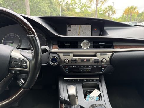 Used 2017 Lexus ES 300h w/ Luxury Package FWD image 30