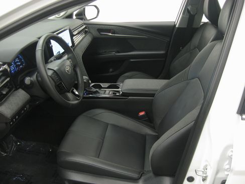 Used 2025 Toyota Camry XLE image 8