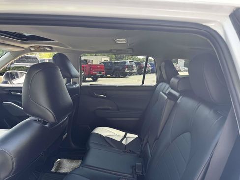 Used 2023 Toyota Highlander XLE AWD/4WD image 12