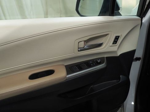 Used 2021 Toyota Sienna Limited image 32