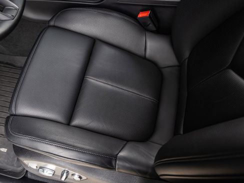 Certified 2025 Porsche Macan AWD/4WD image 27