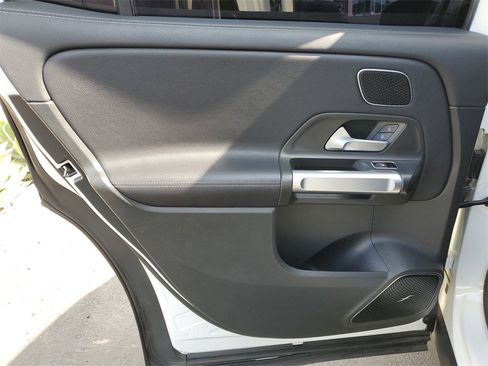 Used 2021 Mercedes-Benz GLB 250 4MATIC image 16