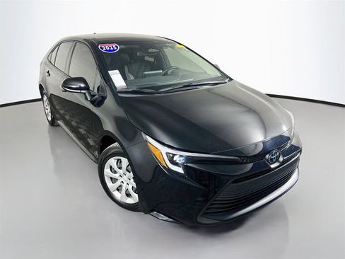 Used 2025 Toyota Corolla LE FWD image 2