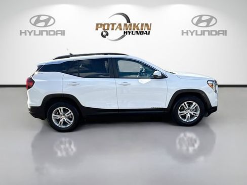 Used 2023 GMC Terrain SLE w/ Driver Convenience Package image 4