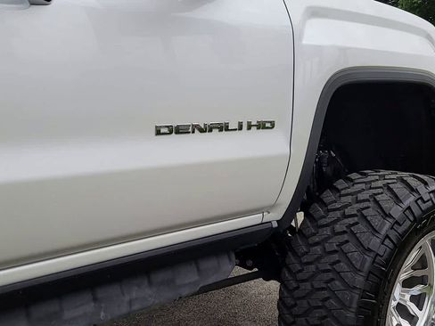 Used 2019 GMC Sierra 2500 Denali w/ Duramax Plus Package AWD/4WD image 9
