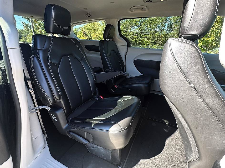 Used 2024 Chrysler Pacifica Touring-L FWD image 24