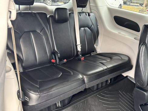 Used 2023 Chrysler Pacifica Touring-L image 17