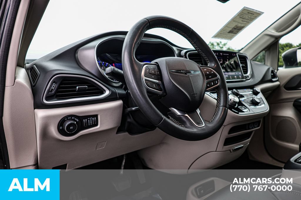 Used 2023 Chrysler Pacifica Touring-L FWD image 28