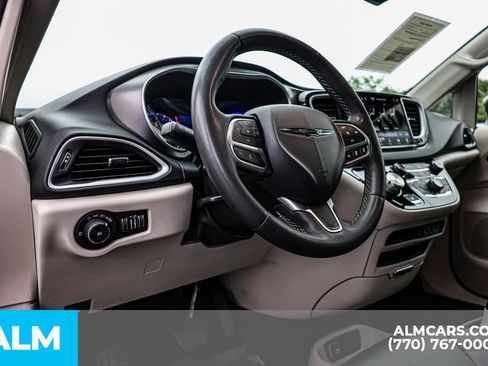 Used 2023 Chrysler Pacifica Touring-L FWD image 28