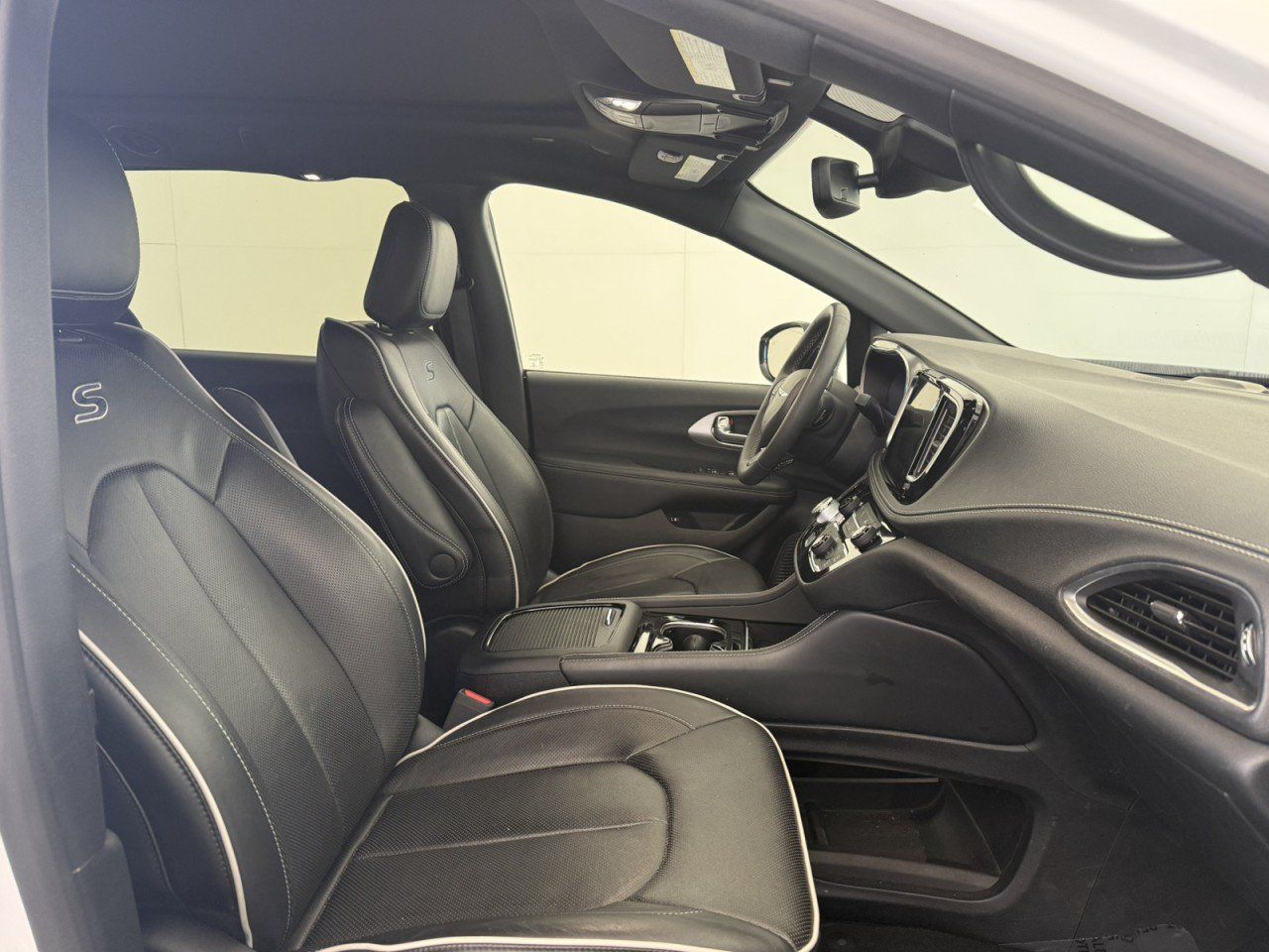 Used 2023 Chrysler Pacifica Limited w/ S Appearance Package FWD image 10