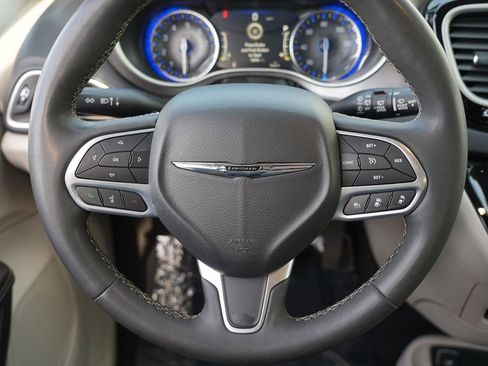 Used 2023 Chrysler Pacifica Touring-L FWD image 22