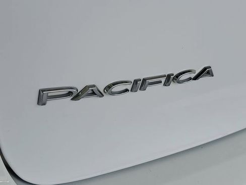 Used 2023 Chrysler Pacifica Touring-L image 8