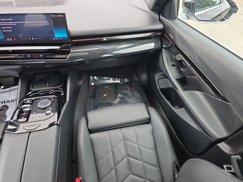 Used 2025 BMW 530i w/ Premium Package image 21