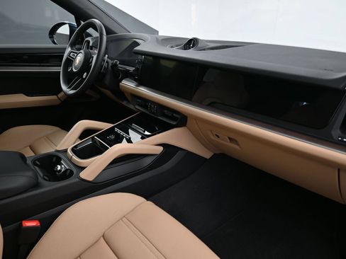 Used 2025 Porsche Cayenne Coupe AWD/4WD image 14