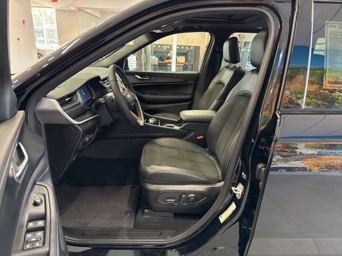 New 2025 Jeep Grand Cherokee Altitude image 24