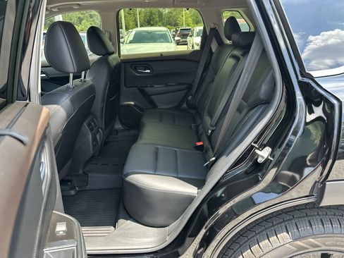 Used 2023 Nissan Rogue SV w/ SV Premium B Package FWD image 4