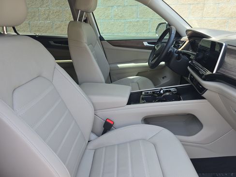Used 2025 Volkswagen Atlas SEL AWD/4WD image 10