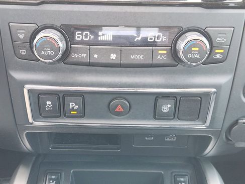 Used 2024 Nissan Titan SV w/ SV Convenience Package RWD image 19