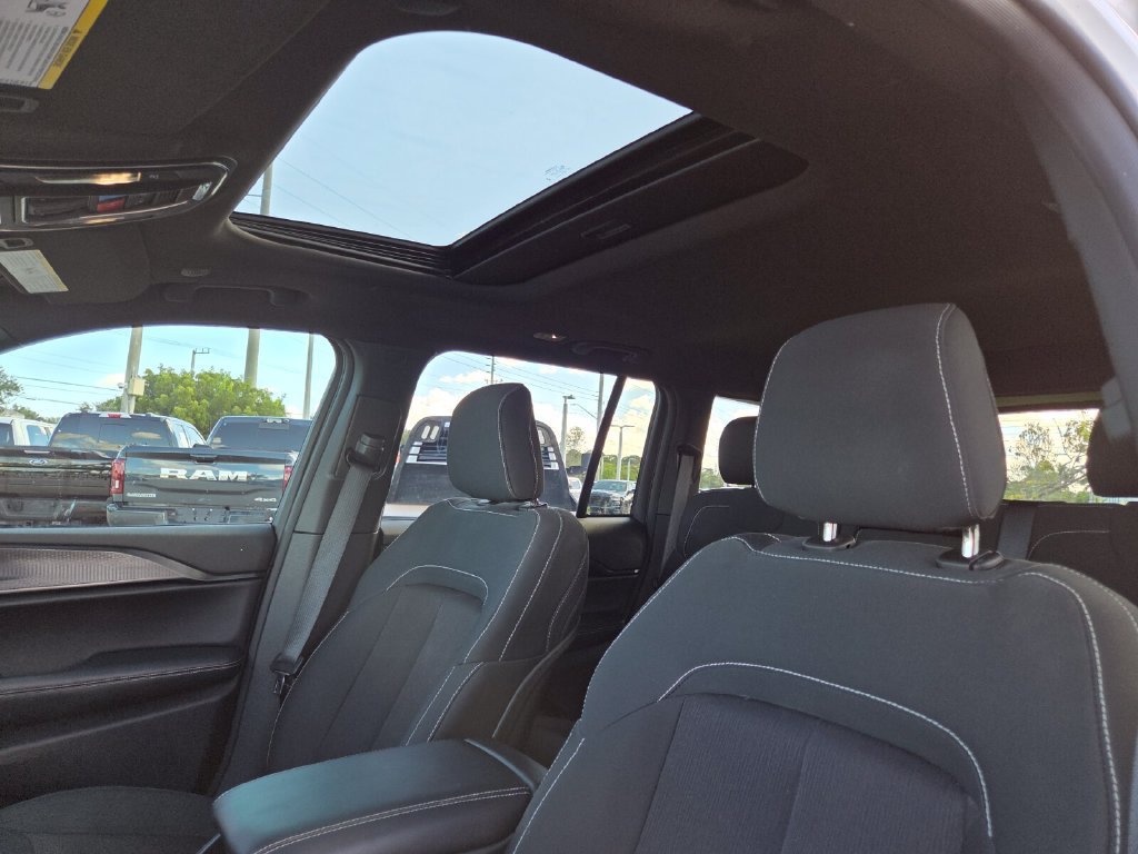 Used 2025 Jeep Grand Cherokee Laredo RWD image 27