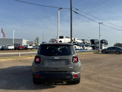 Used 2020 Jeep Renegade Latitude FWD image 19