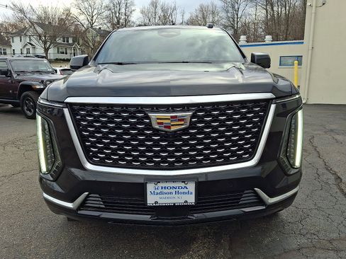 Used 2025 Cadillac Escalade Premium Luxury image 5