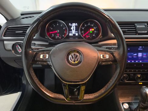 Used 2018 Volkswagen Passat 2.0T SE FWD image 11