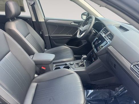 Used 2024 Volkswagen Tiguan SE w/ Panoramic Sunroof Package AWD/4WD image 15
