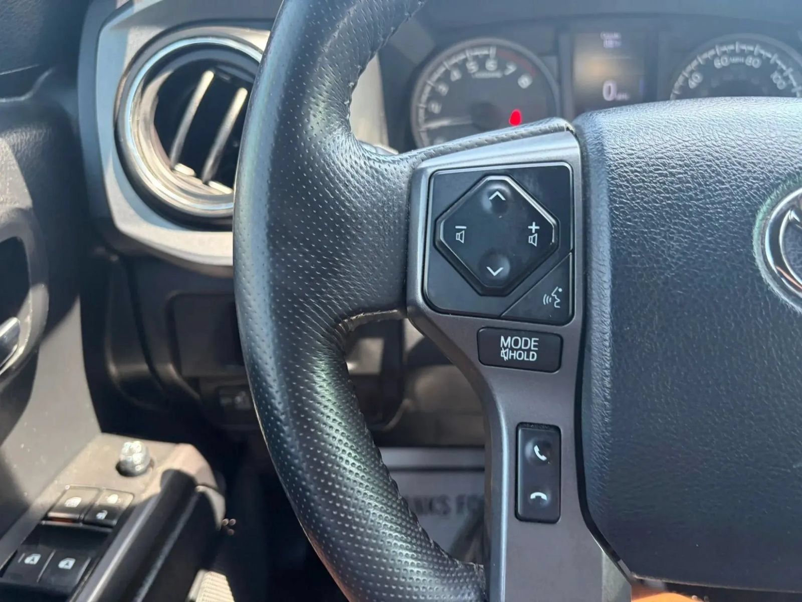 Used 2017 Toyota Tacoma TRD Off-Road w/ Tow Package (A/T) AWD/4WD image 19