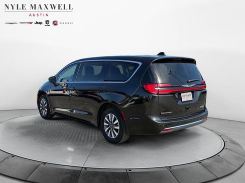 Used 2024 Chrysler Pacifica Select image 14