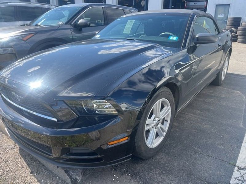 Used 2014 Ford Mustang Convertible image 1
