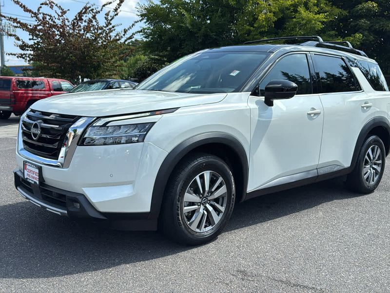 Certified 2022 Nissan Pathfinder SL image 1