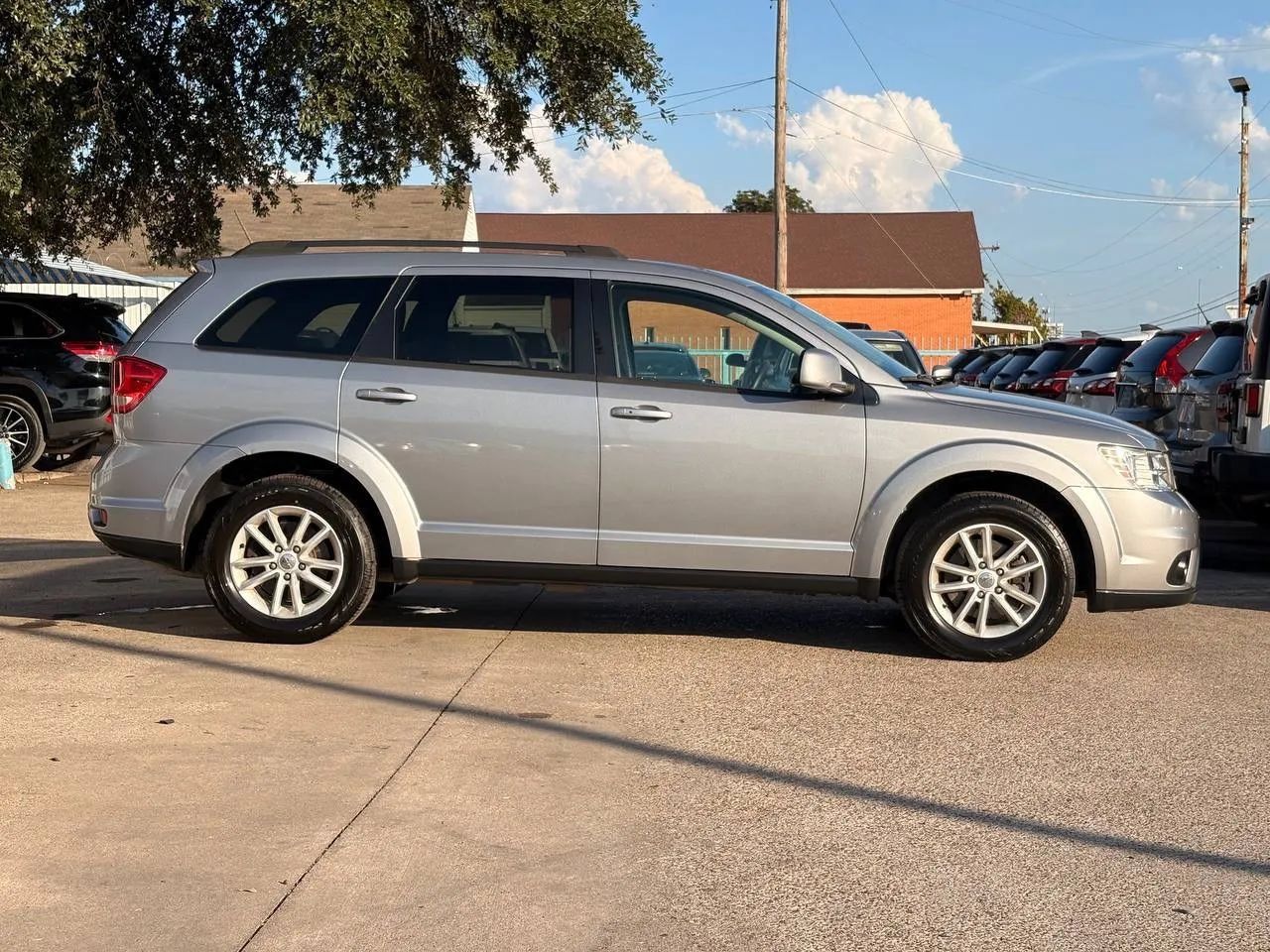 Used 2016 Dodge Journey SXT w/ Comfort/Convenience Group FWD image 2