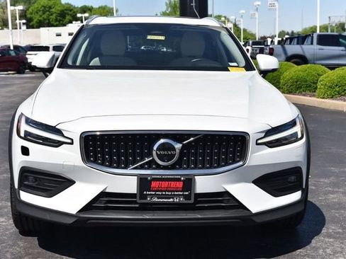 Used 2025 Volvo V60 B5 Cross Country Plus AWD/4WD image 4