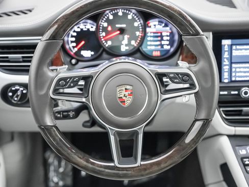 Certified 2021 Porsche Macan S image 17