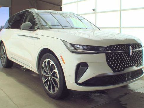 Used 2024 Lincoln Nautilus Reserve image 3