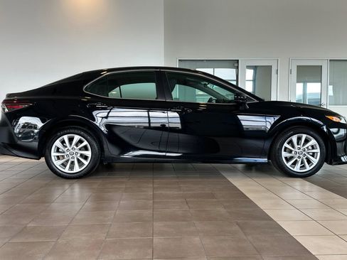 Certified 2022 Toyota Camry LE FWD image 3