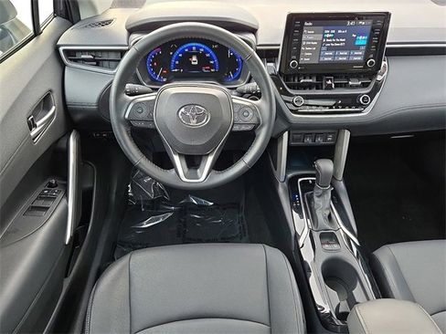 Certified 2022 Toyota Corolla Cross XLE image 11