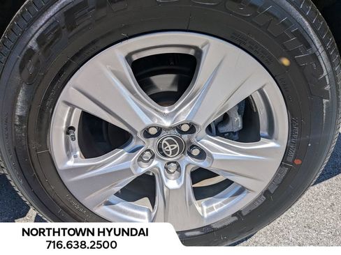 Used 2025 Toyota RAV4 XLE AWD/4WD image 39